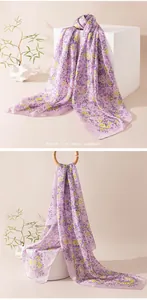 Vue détaillée d'une écharpe en mousseline fleurie violette sur des accessoires