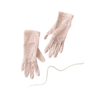 Elegante beige Spitzenhandschuhe aus Seide für Braut und Sonnenschutz auf Weiß
