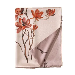 Écharpe élégante en soie de mûrier double couche avec imprimé magnolia et boucle