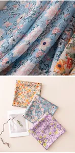 Vue détaillée de foulards légers en soie à motifs floraux en diverses couleurs pastel.