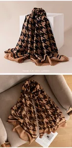 Bufanda elegante con estampado de pata de gallo y flecos sobre un sillón