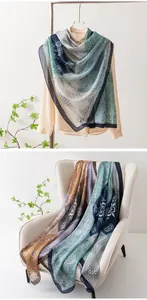 Détail d'un châle en soie léger à imprimé paisley drapé sur une chaise et chemise