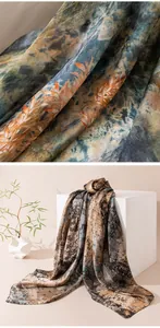 Détail du tissu et vue studio d'une écharpe en soie douce à imprimé vintage pour femmes