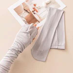 Vue détaillée des manchons de protection solaire en soie grise avec trou pour le pouce