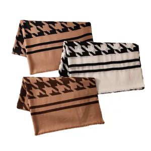 Tres bufandas elegantes con diseño pata de gallo en café, blanco y negro para mujer.