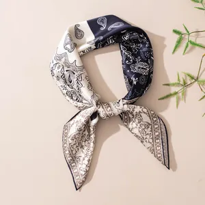 Détail d'un carré de soie de mûrier avec un élégant motif cachemire bleu marine
