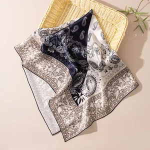Vue détaillée d'un carré de soie de luxe à motif cachemire dans un panier tressé