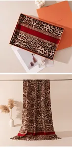 Elegante sciarpa in lana leopardata in confezione regalo e vista completa appesa