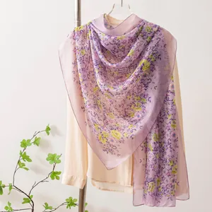Écharpe légère en soie florale pour femme pour l'été en violet et jaune élégants.