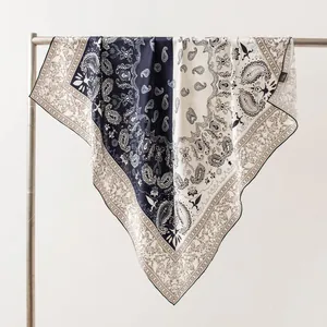 Carré en soie de mûrier drapé avec motifs cachemire élégants et bords roulottés