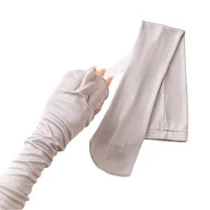 Manchettes de protection solaire longues en soie gris clair pour la conduite