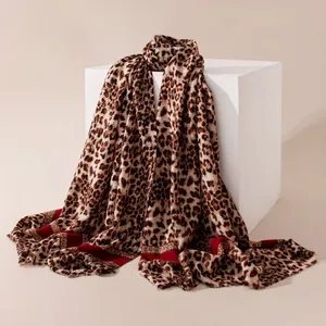 Sciarpa sottile in lana con stampa leopardata e bordo rosso, scialle lungo da donna