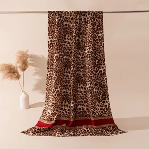 Elegante sciarpa in lana leopardata per donna esposta in uno studio professionale.