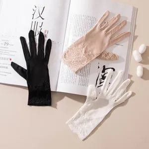 Gants élégants en dentelle vintage pour femmes en noir, blanc et rose pour le soleil
