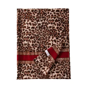 Sciarpa leggera in lana con stampa leopardata e bordo rosso per donna molto elegante