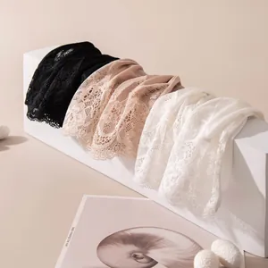 Gros plan détaillé montrant la texture florale d'élégants gants en dentelle colorés