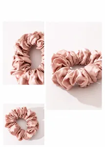 Primo piano di un elegante elastico per capelli in seta rosa con finitura satinata