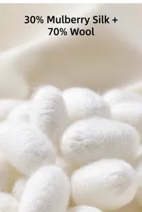Gedetailleerde macro-opname van witte zijderupsenkokons voor luxe wollen zijden sjaals