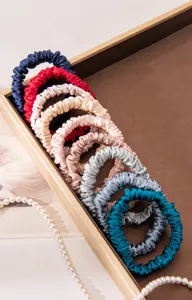 Dettaglio di elastici in seta di gelso colorati in un vassoio di lusso