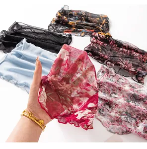 Detailansicht eines leichten, floralen Mesh-Sonnenschutz-Halstuchs mit weicher Textur