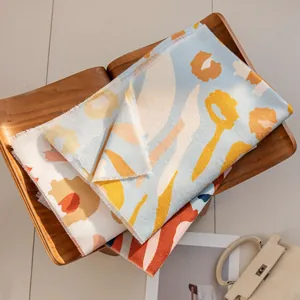 Bufanda elegante tacto cachemir con patrones abstractos azul y amarillo para el otoño