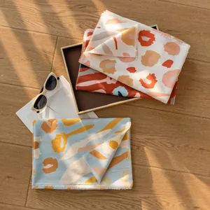 Bufandas suaves de tacto cachemira con estampados florali abstractos naranja y azul.