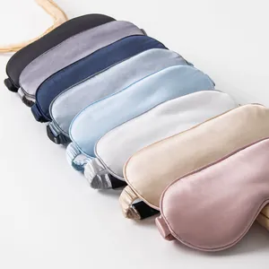 Vue détaillée de plusieurs masques de sommeil en soie de mûrier de différentes couleurs.