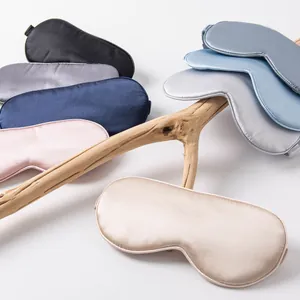 Collection de masques de sommeil de luxe en soie de mûrier sur une branche en bois