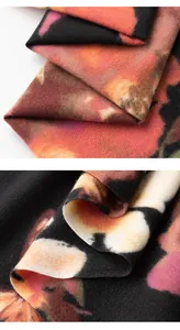 Macro-opname van de zachte textuur van een imitatie kasjmier sjaal met bloemen