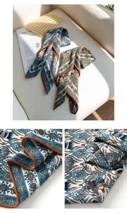 Macrodetail van zijden wollen sjaal met elegante vintage bloemmotieven en gerolde randen