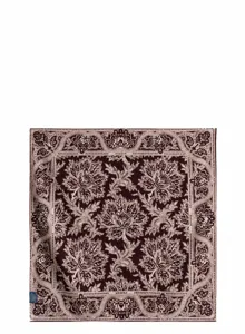 Vista dettagliata del motivo paisley su un foulard quadrato di lana e seta color bordeaux
