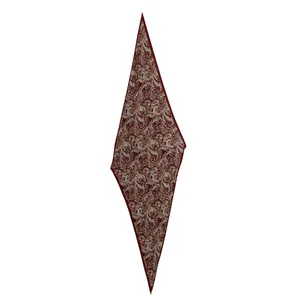 Foulard losange élégant en soie de mûrier avec un motif paisley bordeaux raffiné.