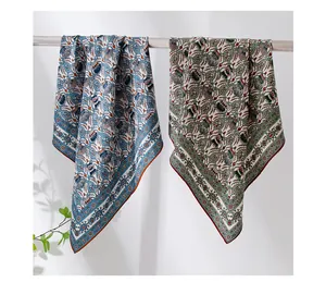 Elegante sjaals van zijde-wolmix met vintage bloemenprints aan een houten stang
