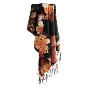 Elegante zwarte sjaal met bloemenprint van imitatiekasjmier met franjes voor de winter.