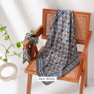 Elegante blauwe zijden wollen vierkante sjaal met vintage bloemenprint voor dames luxe