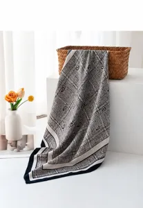 Dettaglio del foulard quadrato in lana e seta con stampa paisley e a quadri retrò