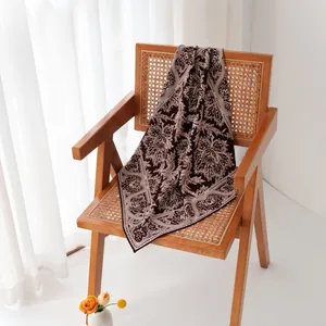 Petit carré en laine et soie avec motif cachemire drapé sur une chaise en bois vintage