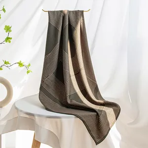 Foulard élégant en soie et laine pour femme avec motif rayé géométrique minimaliste.