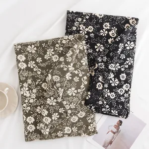 Elegante sjaals met madeliefjesprint en franjes in de kleuren zwart en olijfgroen stof