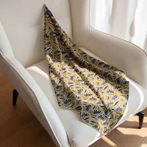 Gros plan d'un foulard rétro en laine et soie avec bords roulottés à la main