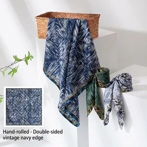Eleganter Seiden-Wollschal mit Vintage-Geometriedruck und Handrollsaum.