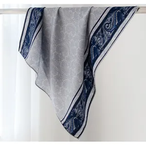 Vue détaillée d'un foulard en soie et laine à imprimé porcelaine chinoise bleue