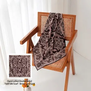 Foulard carré en laine et soie à motif paisley rétro avec bords roulottés main