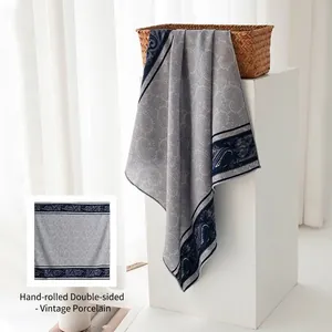 Écharpe élégante en soie et laine avec imprimé cachemire porcelaine bleue et bords roulés