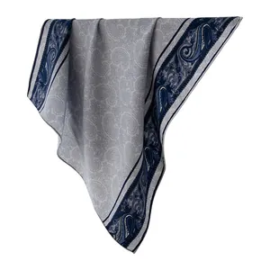 Écharpe élégante en soie et laine avec motif cachemire bleu de style porcelaine