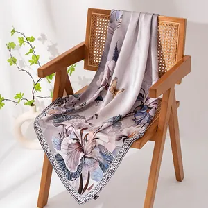 Eleganter quadratischer Seidenschal mit Iris- und Schmetterlingsdruck auf Holzstuhl