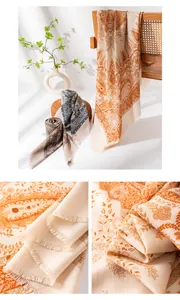 Detailansicht eines Schals aus Seide-Wolle mit Paisley-Muster und Fransen in Orange