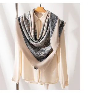 Detailansicht eines Seiden-Woll-Schals mit Paisley-Muster und Fransen am Rand