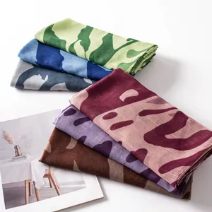 Vue détaillée de foulards légers à motifs de différentes couleurs sur fond blanc