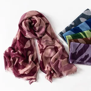 Options de couleurs pour le détail de l'écharpe légère à imprimé vagues